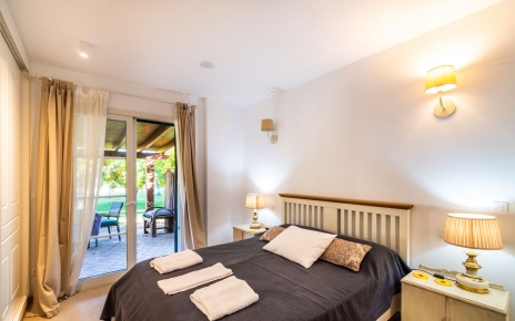 Dormitorio en planta baja con porche / terraza